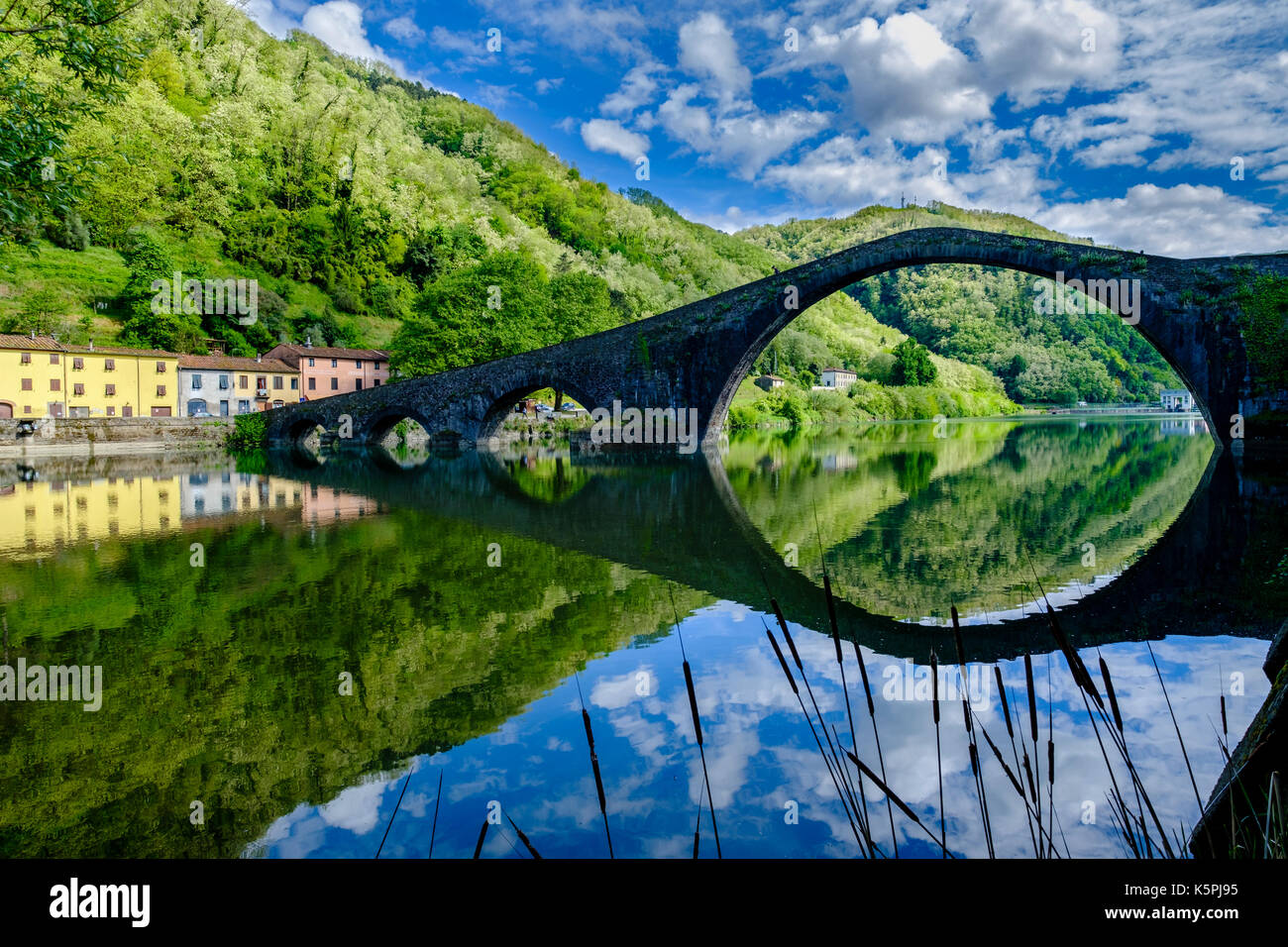 Il ponte della Maddalena, ponte di Maria Maddalena, anche il ponte del Diavolo o Ponte del Diavolo, si attraversa il fiume serchio Foto Stock