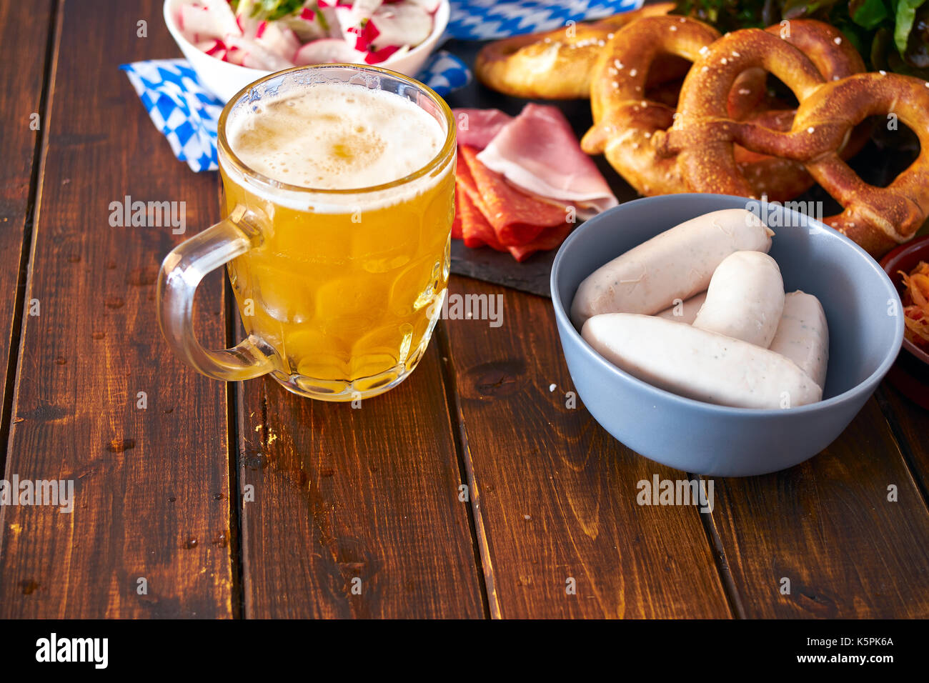 Oktoberfest il cibo sulla tavola di legno Foto Stock