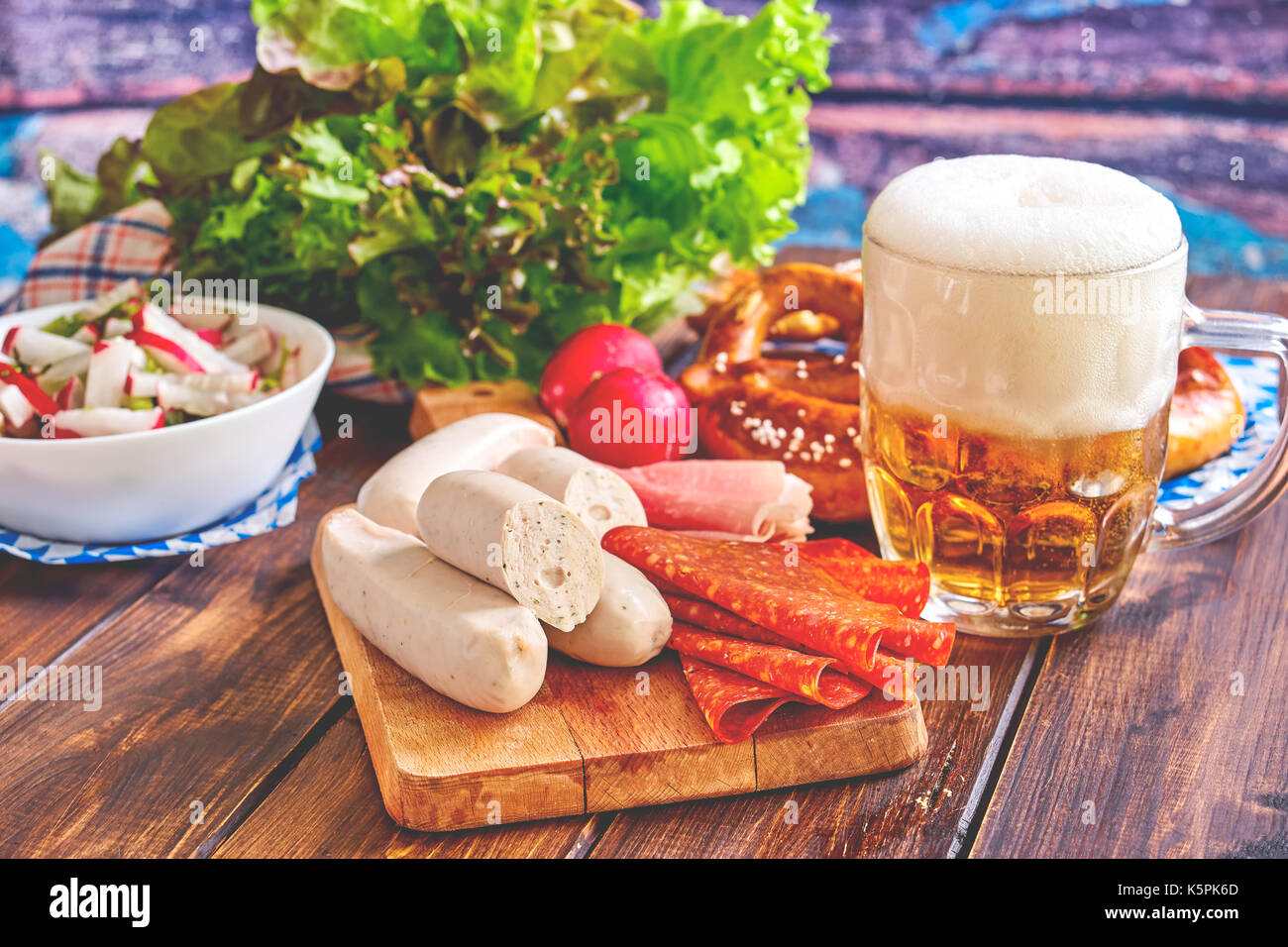 Oktoberfest il cibo sulla tavola di legno Foto Stock