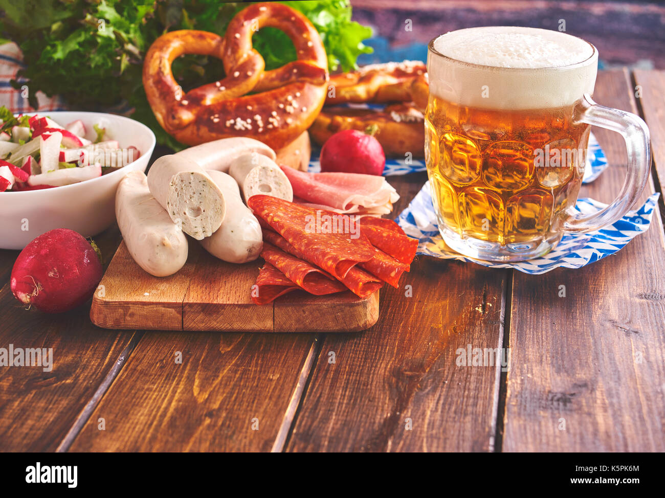 Oktoberfest il cibo sulla tavola di legno Foto Stock