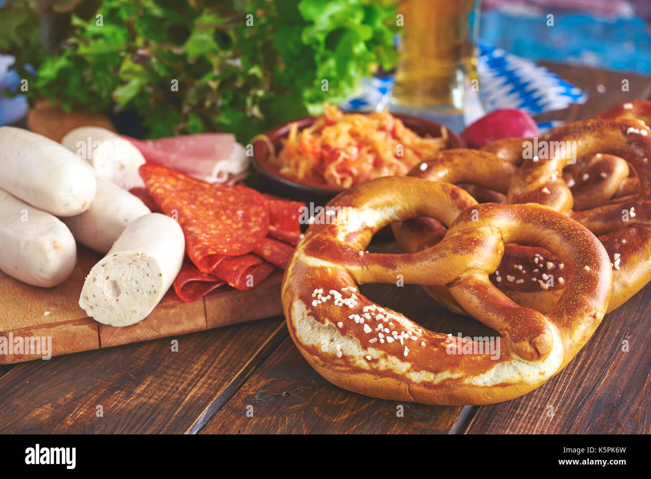 Oktoberfest il cibo sulla tavola di legno. close up. Foto Stock