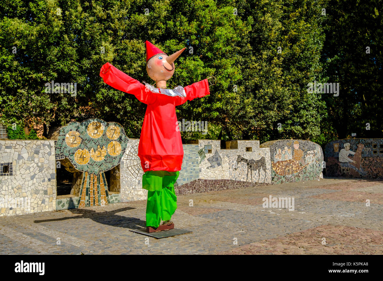 Una grande statua in legno di Pinocchio Foto Stock