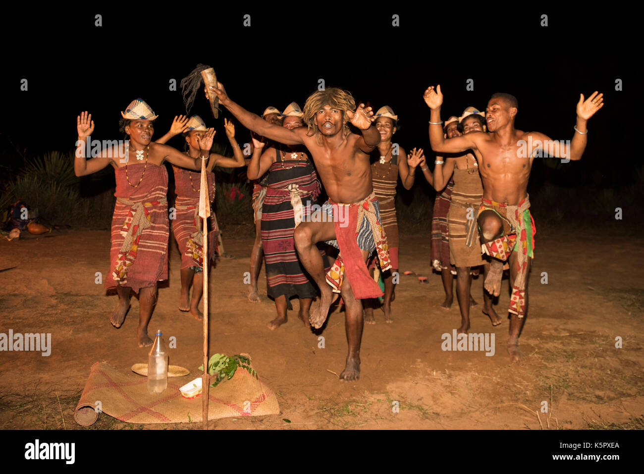 Antandroy danza, fiume Mandrare Camp, Ifotaka forestale comunitario, Madagascar Foto Stock