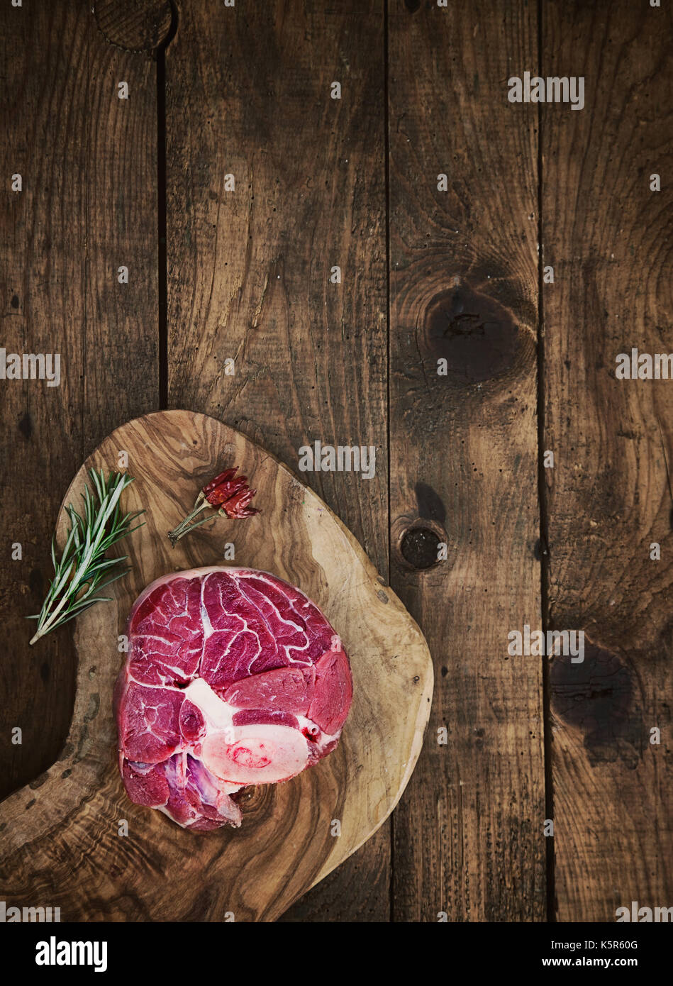 Carne. carne cruda. bistecca su nero con erbe aromatiche Foto Stock