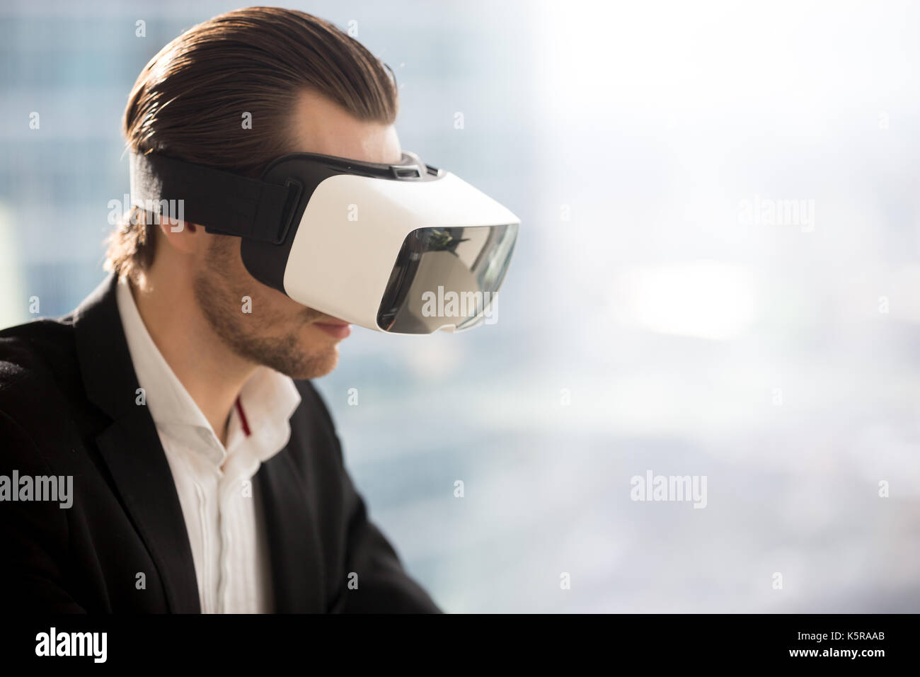 Giovane imprenditore futuristico da indossare occhiali per realtà virtuale. Foto Stock