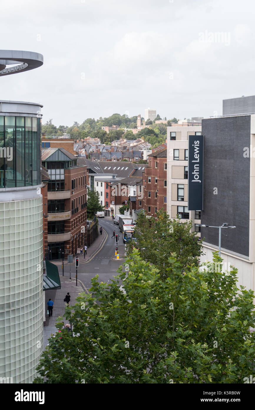 Vista da Exeter city centre guardando giù nuovo North Road con John Lewis a destra,e l'angolo di Princesshay sulla sinistra. Foto Stock