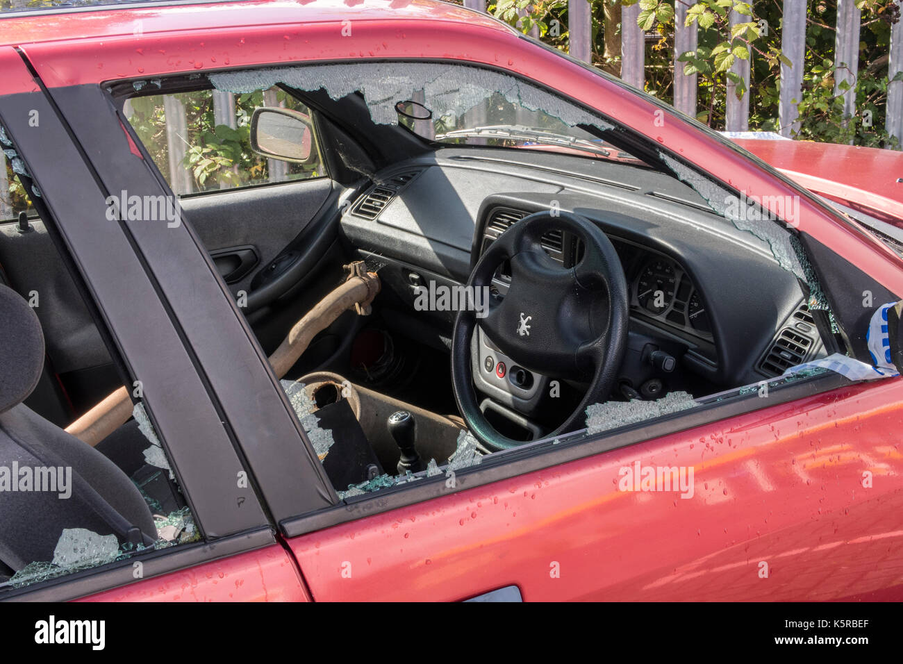Abbandonato e soggetto ad atti vandalici auto - Peugeot 306, legata con 'Polizia Non Cross nastro' a Cullompton servizi sulla M5 Foto Stock