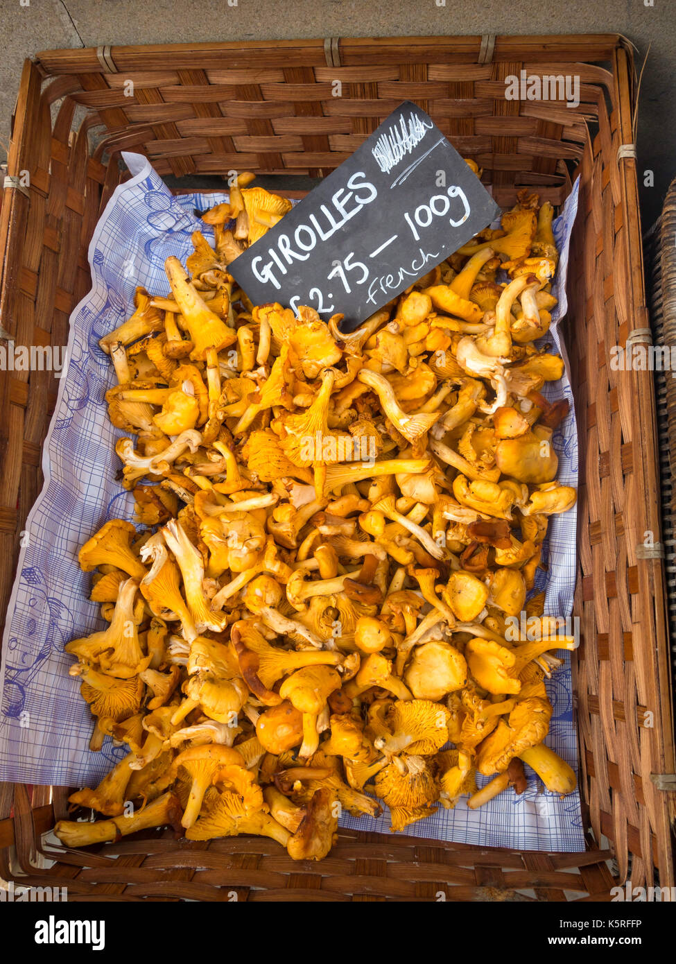 Girolles colorati funghi francese per il prezzo di vendita al di fuori di  un specialista di negozio di alimentari nella città di York Inghilterra  Foto stock - Alamy