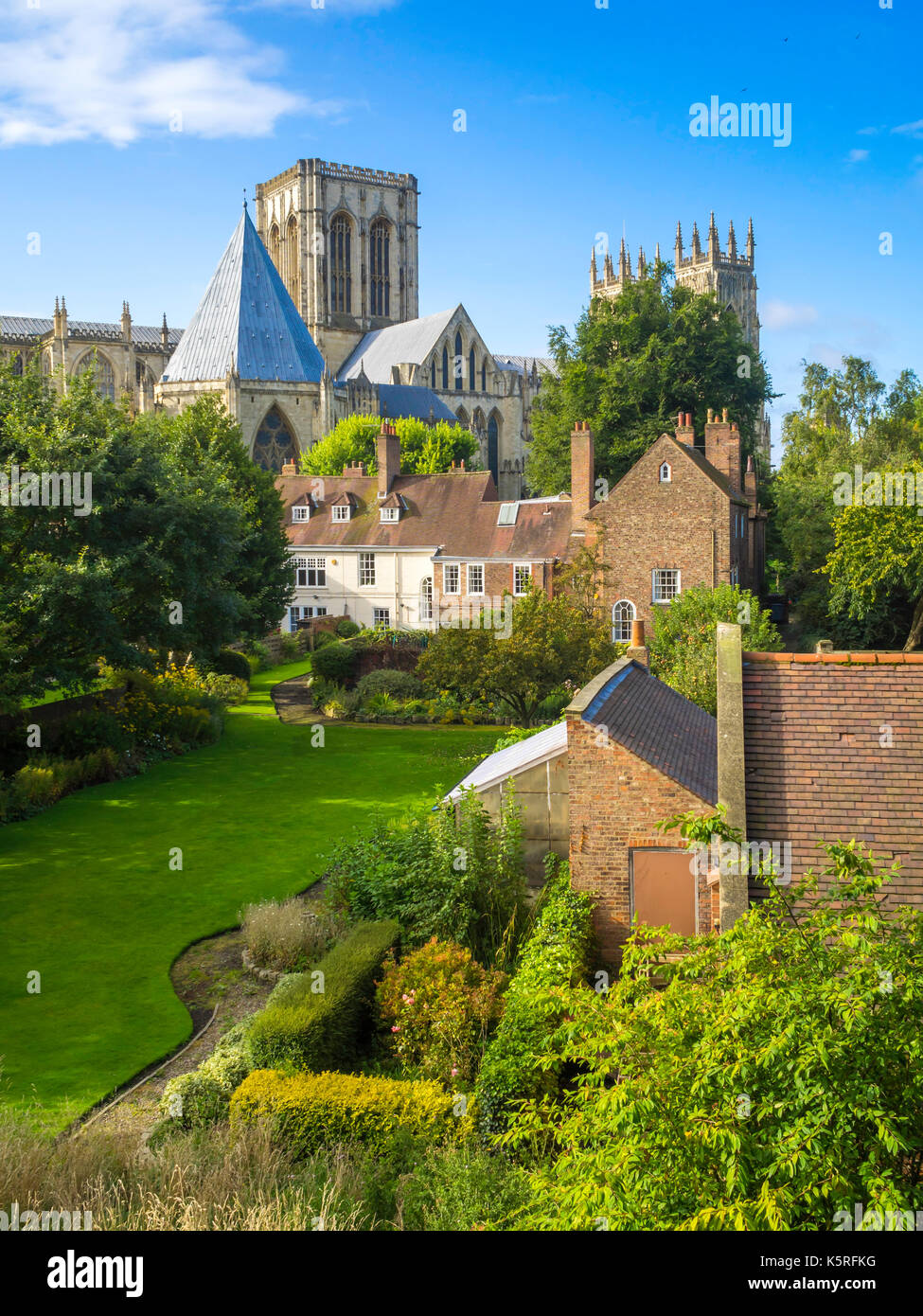 Dalle mura della città una vista sul giardino Deans a York Minster Foto Stock