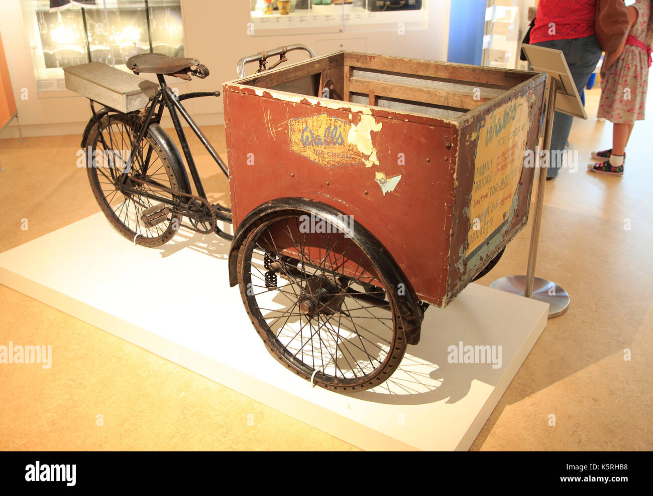 Pareti Vendita gelati triciclo 'Stop Me e acquistare un' c 1935, Weston-super-Mare museum, Somerset, Inghilterra, Regno Unito Foto Stock