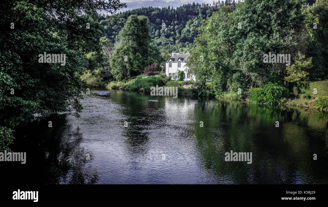 Casa bianca dal fiume teith a Callander, Perthshire, vicino a Stirling a Loch Lomond e il Trossachs national park in Scozia Foto Stock