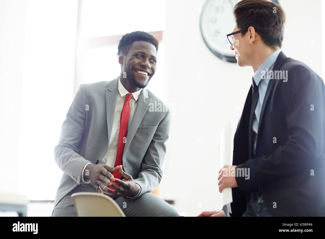 Gli uomini che parlano in ufficio Foto Stock