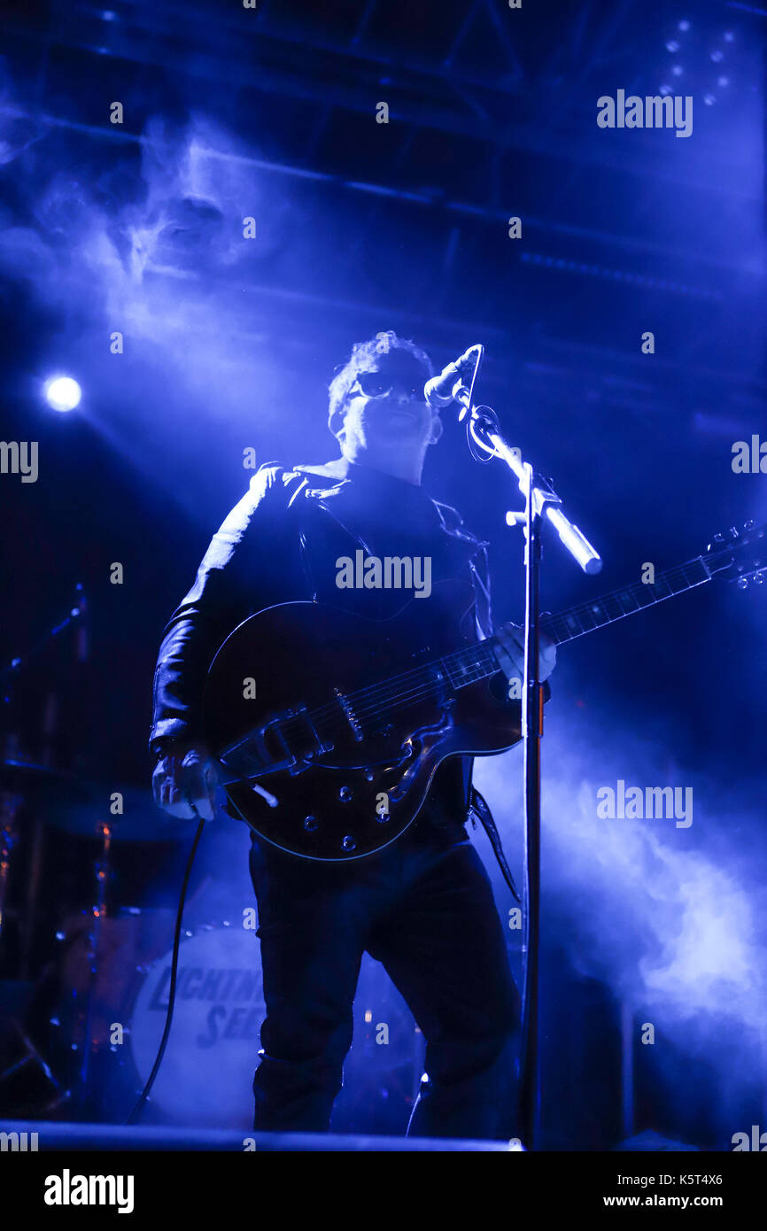 La Lightning Seeds giocando a beano sul mare su hastings Pier. Foto Stock