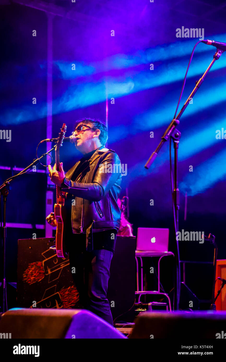 La Lightning Seeds giocando a beano sul mare su hastings Pier. Foto Stock