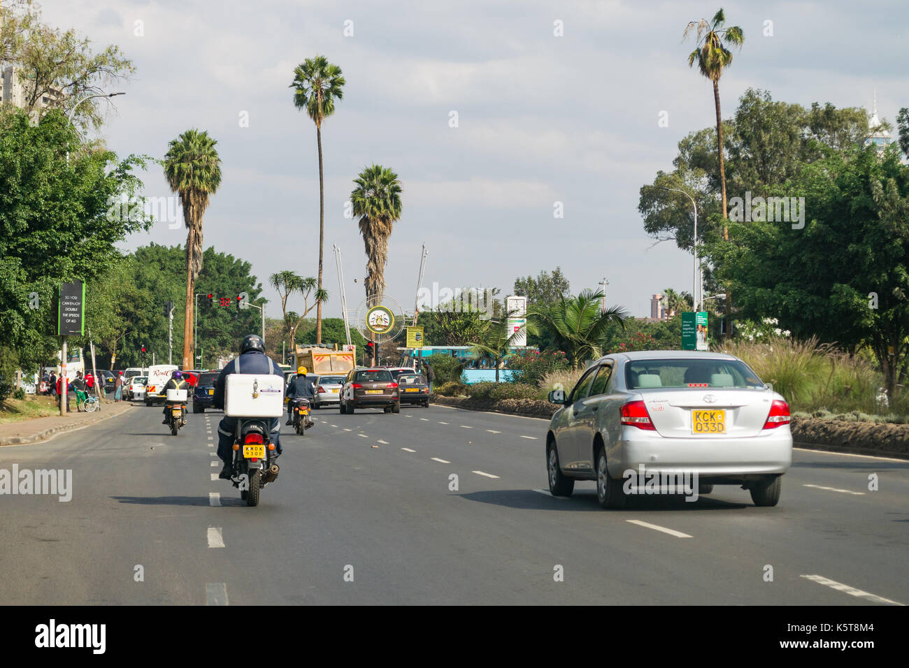 Veicoli su Uhuru Highway durante il giorno, Nairobi, Kenia Foto Stock