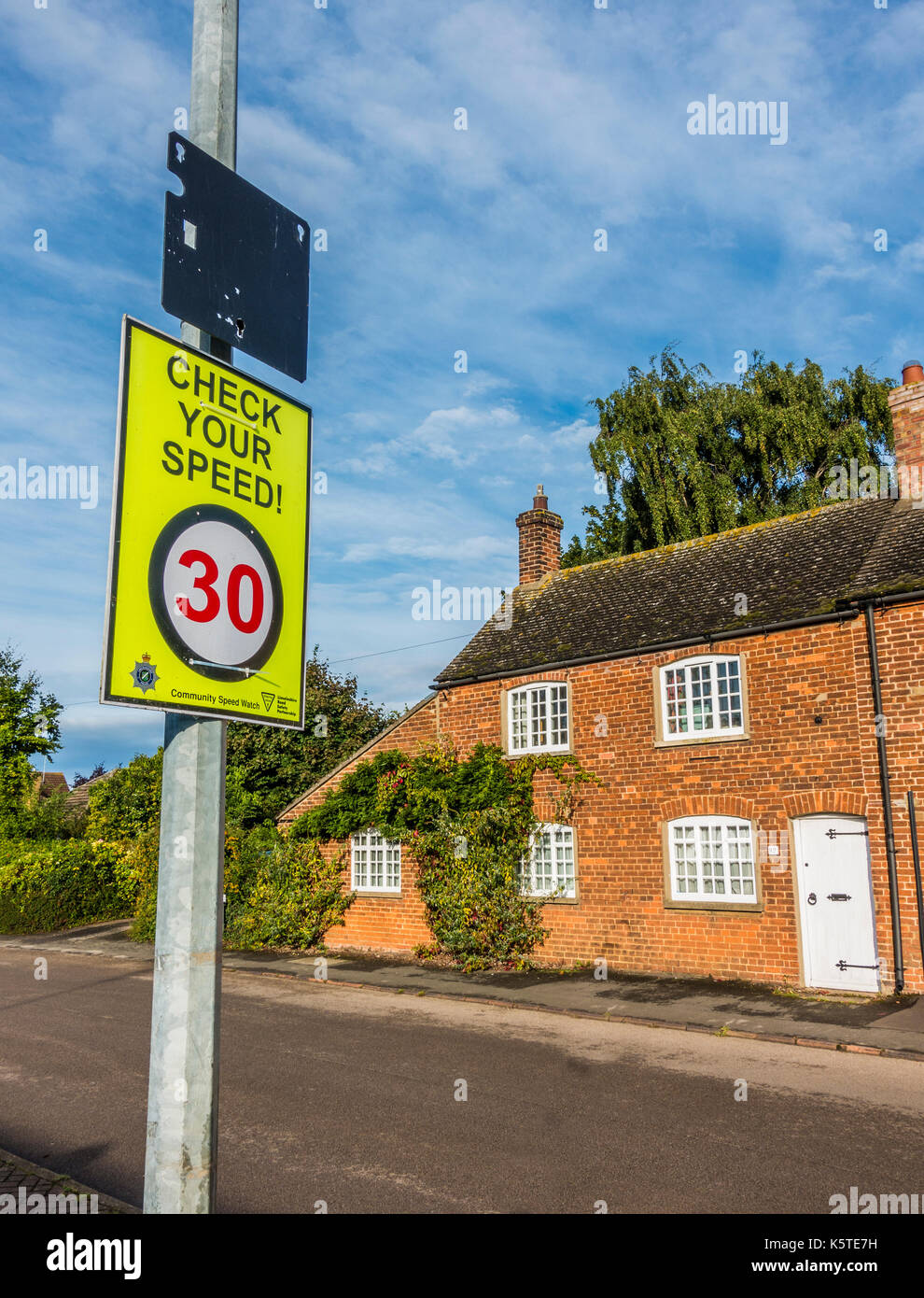 Regime comunitario guardare "Controlla la tua velocità' segno di avvertimento su un 30 miglia per ora limite legale road, in un abitato del Lincolnshire, Inghilterra, Regno Unito. Foto Stock