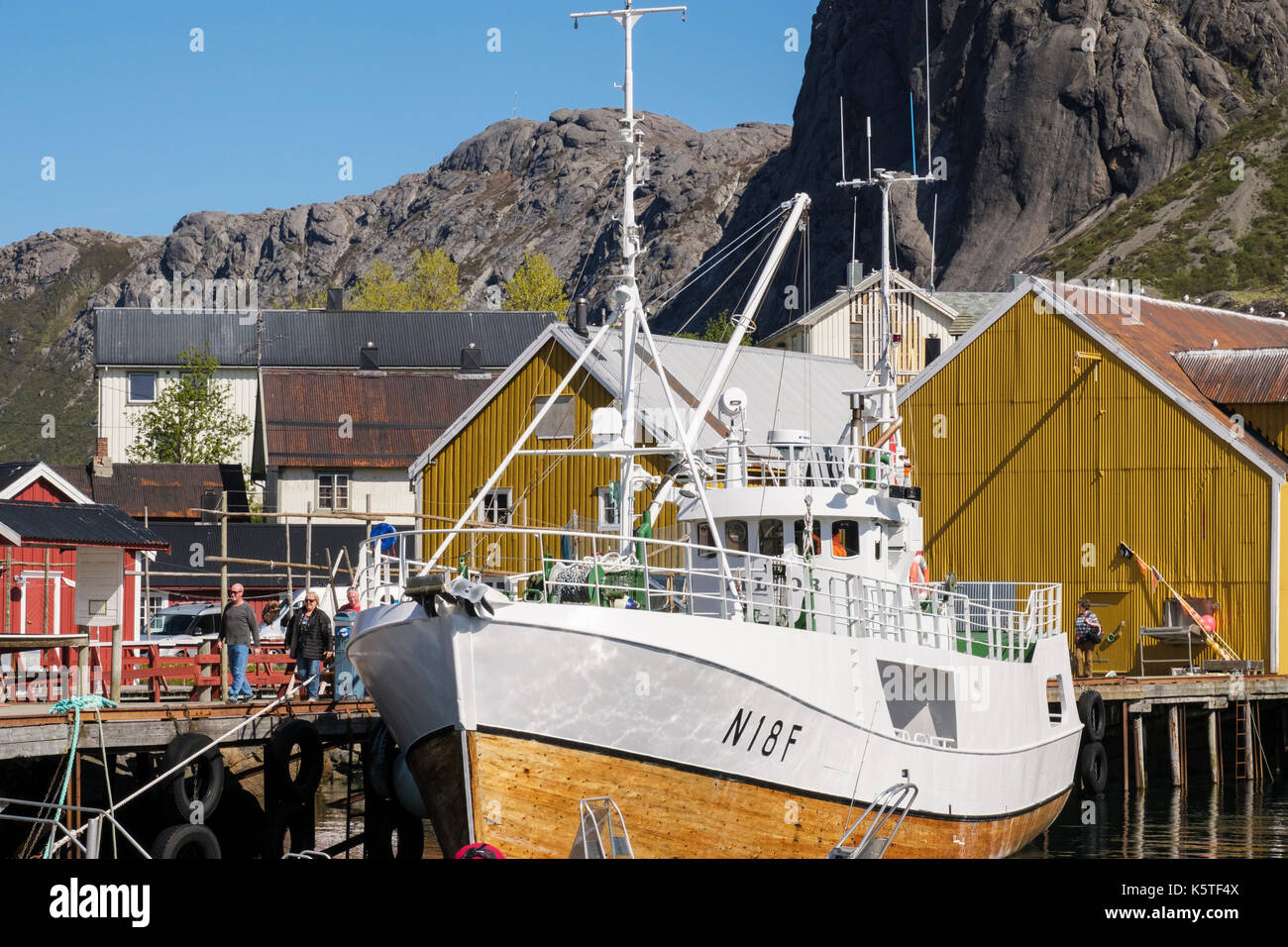 In legno tradizionale barca da pesca villaggio storico porto. Nusfjord, Flakstadøya isola, isole Lofoten arcipelago, Nordland, Norvegia e Scandinavia Foto Stock