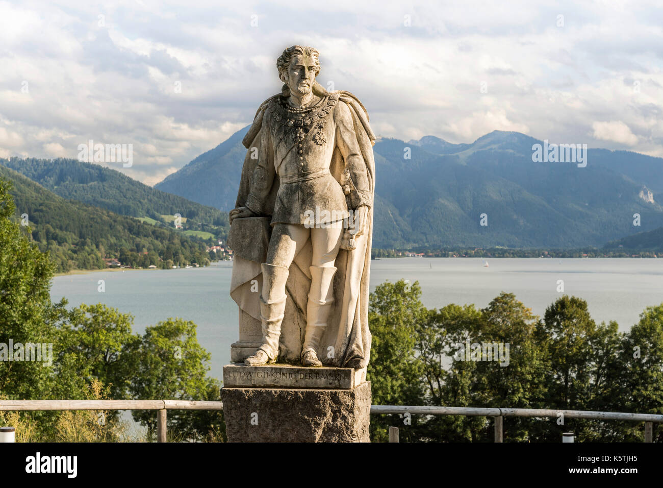 Monumento di re Ludwig II, Fontanefredde, Tegernsee, nel retro wallberg e setzberg, Alta Baviera, Baviera, Germania Foto Stock