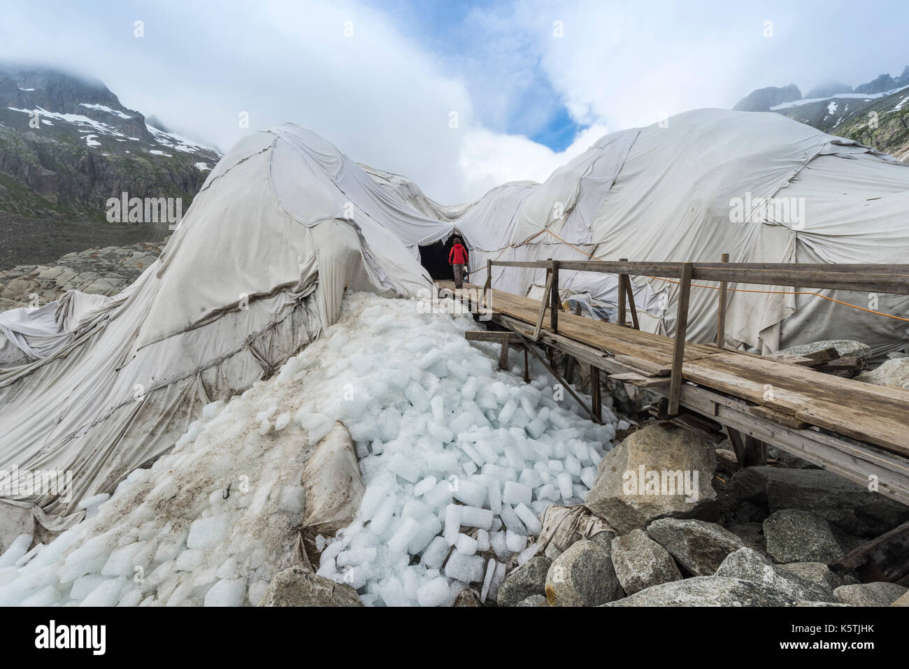 Ingresso del tunnel di ghiaccio del ghiacciaio del Rodano, coperto con panni bianchi contro la fusione, obergoms, Vallese, Svizzera Foto Stock