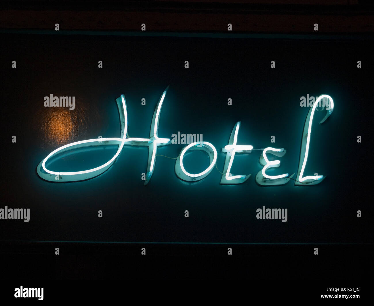 Illuminata di scritte, insegna illuminata per un hotel, Marais, Parigi, Francia Foto Stock