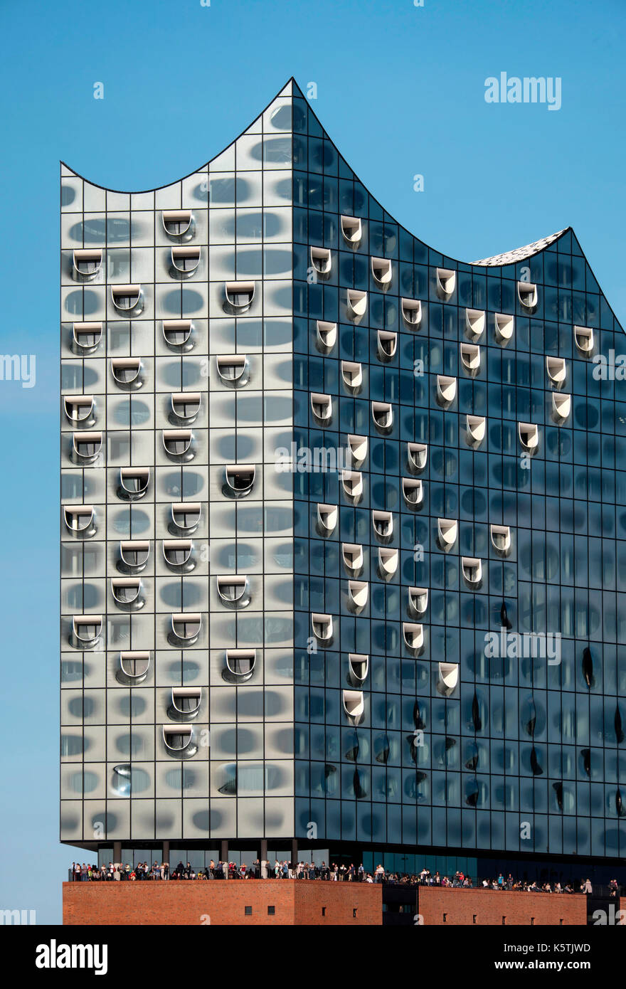 La facciata in vetro del elbe philharmonic hall, Amburgo, Germania Foto Stock