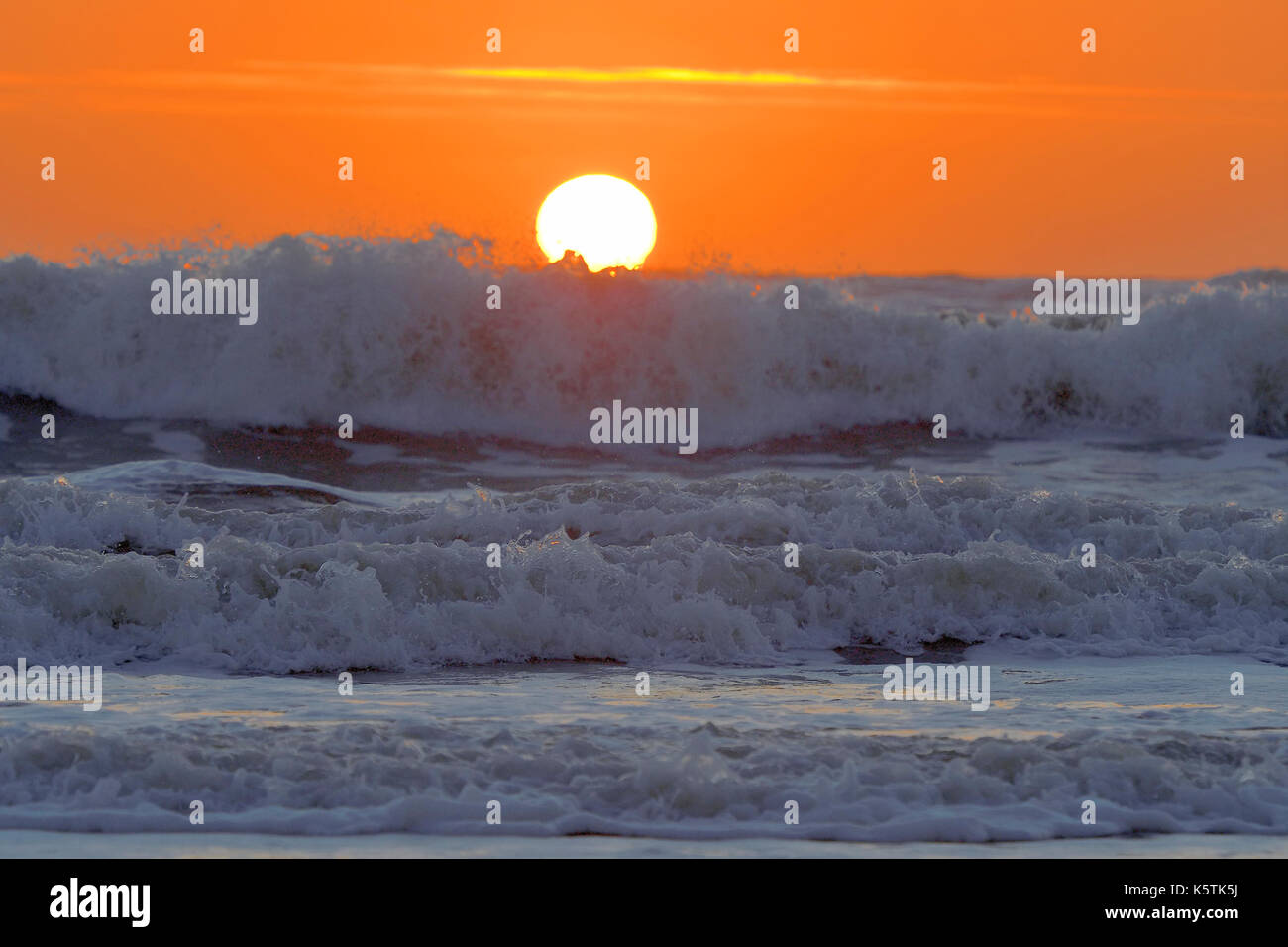 Tramonto sulla frangia d'onda, mare del Nord, texel, North Holland, Paesi Bassi Foto Stock