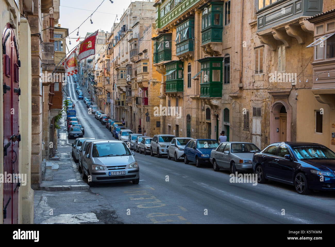 La Valletta, Malta - 21 agosto 2017: parcheggi in valletta sono spesso al completo a causa delle strade strette e ad alta densità di popolazione, la gente del posto e tour Foto Stock