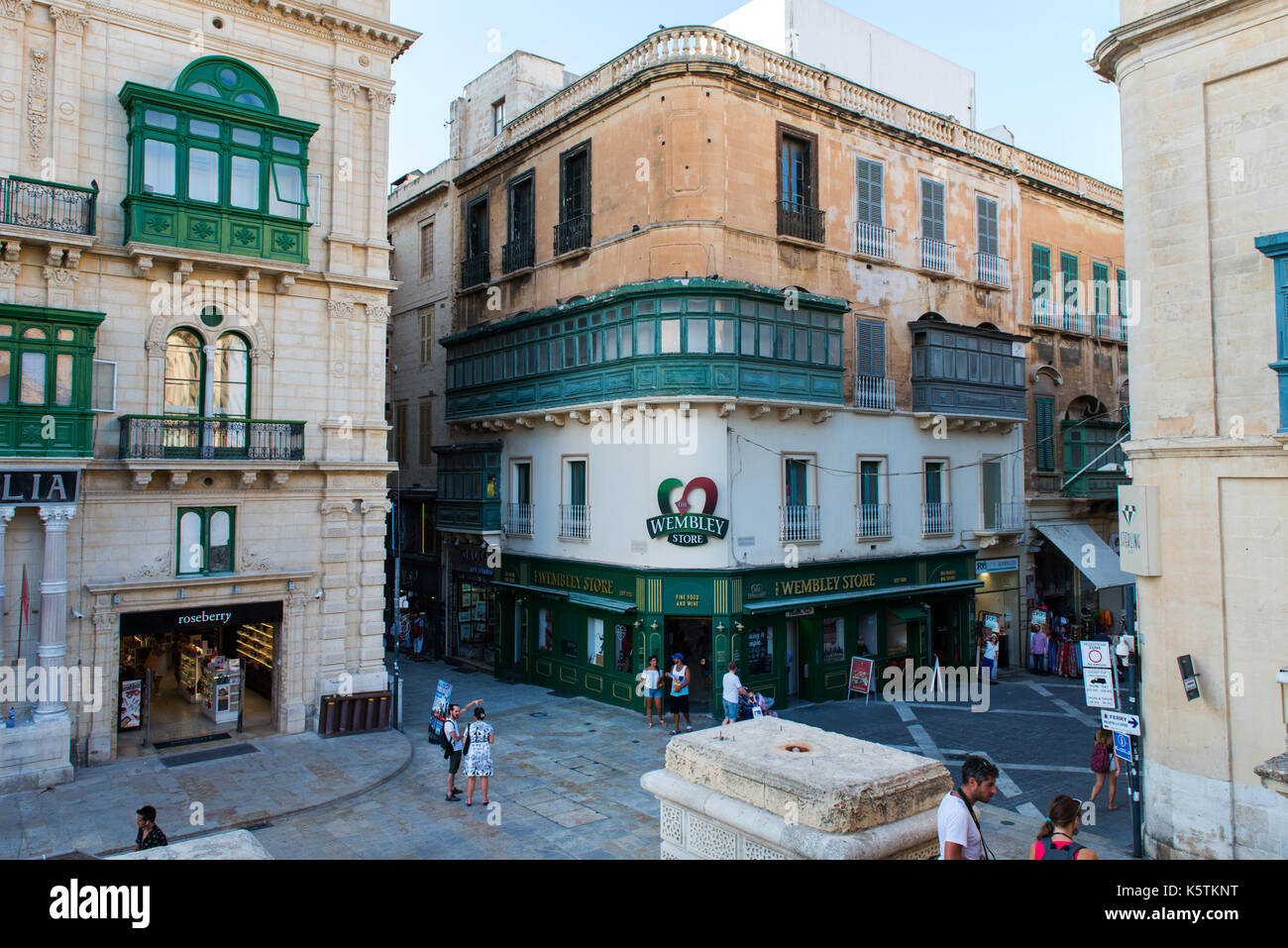 La Valletta, Malta - 21 agosto 2017: i turisti a piedi nella città di La Valletta e godendo di un pomeriggio in abbondanza nel centro storico Foto Stock