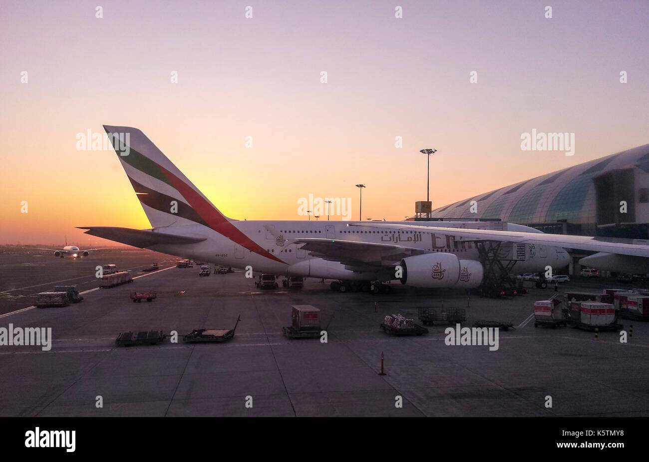 Dubai, UAE, dicembre 2013: airbus inserito nell aeroporto di Dubai ar sunrise tempo. Dubai International Airport è un aeroporto internazionale che serve a Dubai. Foto Stock