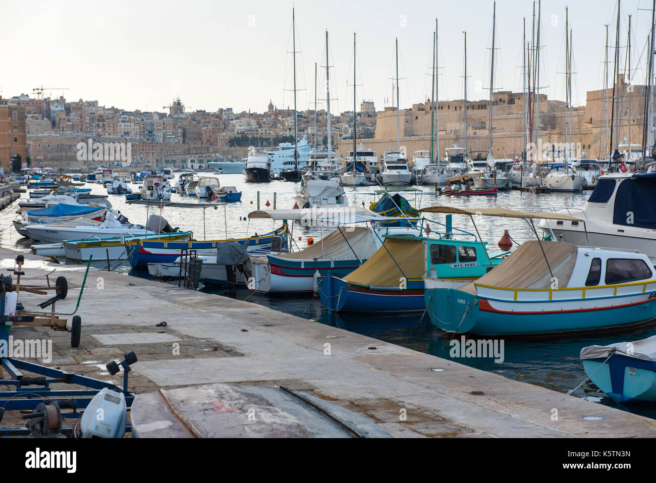 VALLETTA, MALTA - 23 AGOSTO 2017: Barche, navi e yacht ancorati al porto di Birgu, uno dei porti più grandi delle tre città di Malta Foto Stock