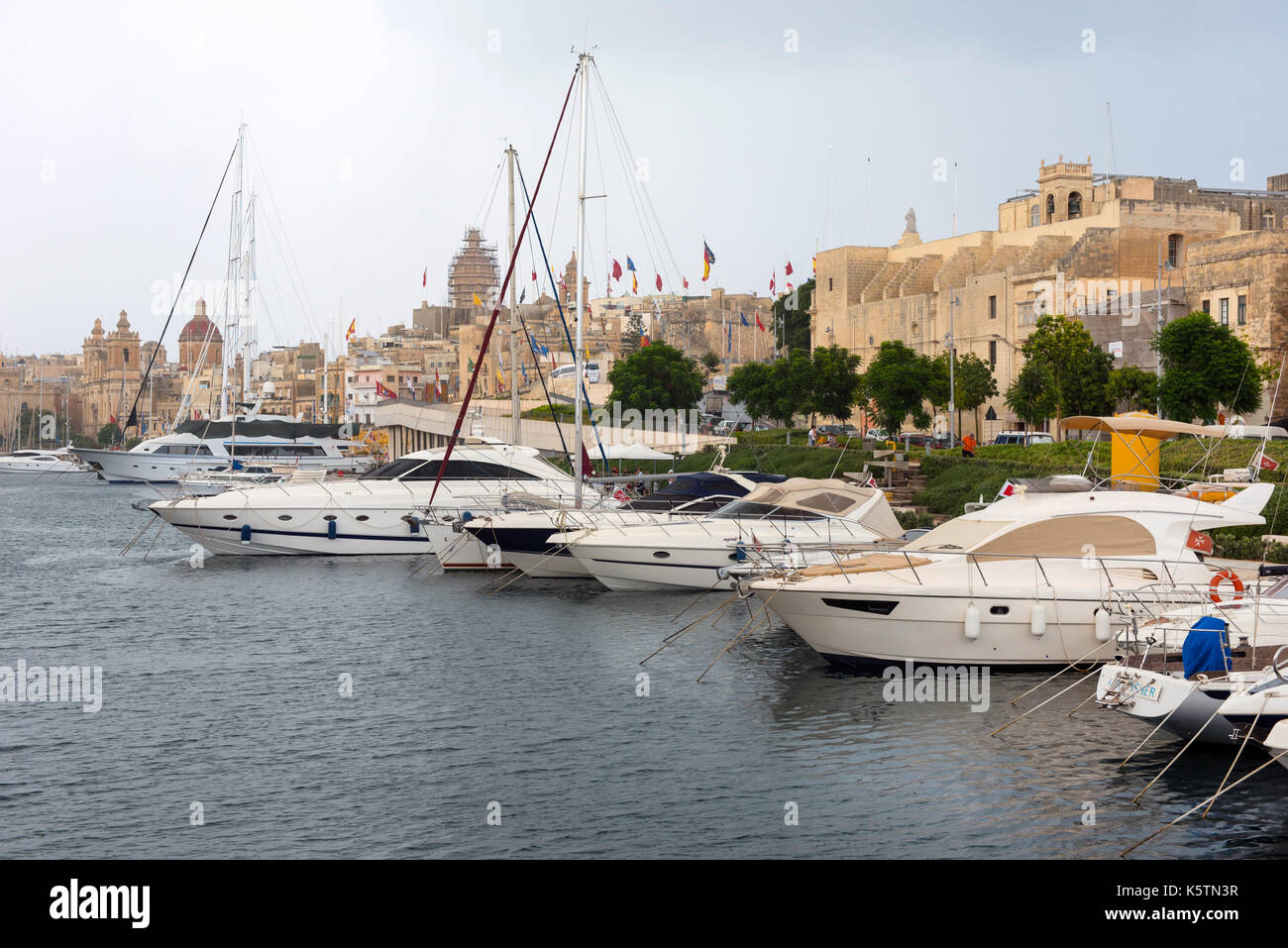 VALLETTA, MALTA - 23 AGOSTO 2017: Barche, navi e yacht ancorati al porto di Birgu, uno dei porti più grandi delle tre città di Malta Foto Stock