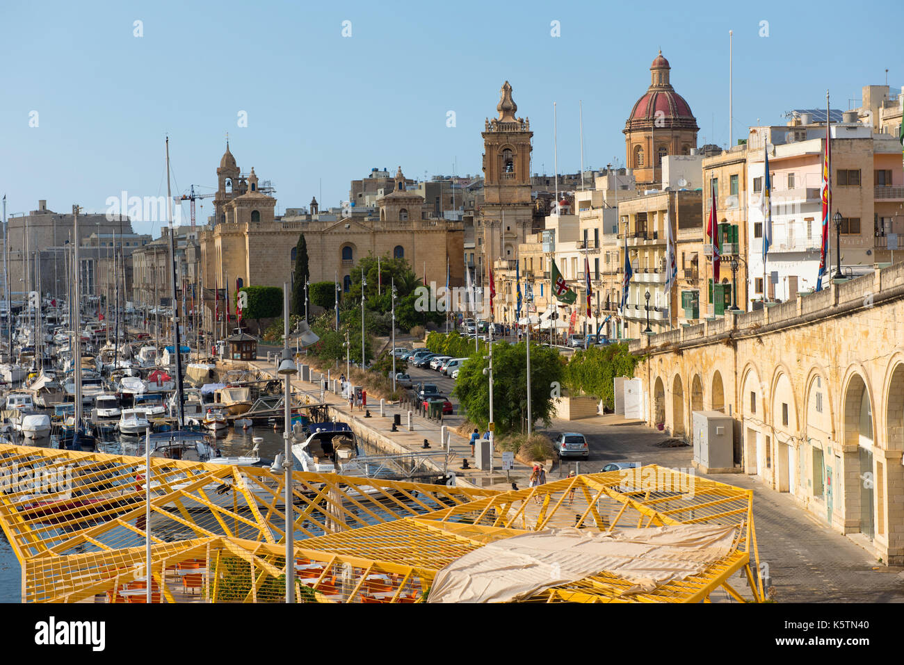 VALLETTA, MALTA - 23 AGOSTO 2017: Barche, navi e yacht ancorati al porto di Birgu, uno dei porti più grandi delle tre città di Malta Foto Stock
