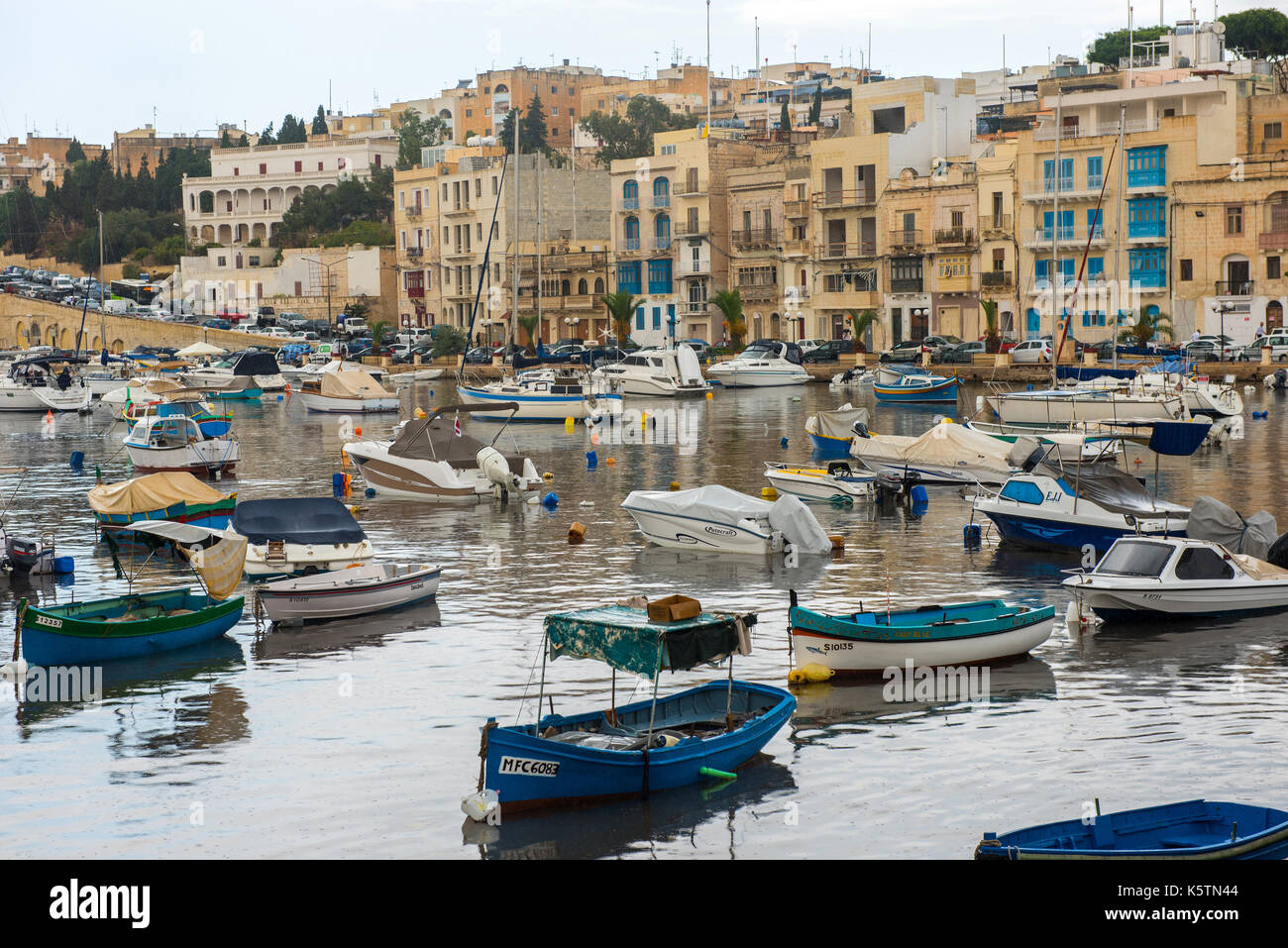 VALLETTA, MALTA - 23 AGOSTO 2017: Barche, navi e yacht ancorati al porto di Birgu, uno dei porti più grandi delle tre città di Malta Foto Stock