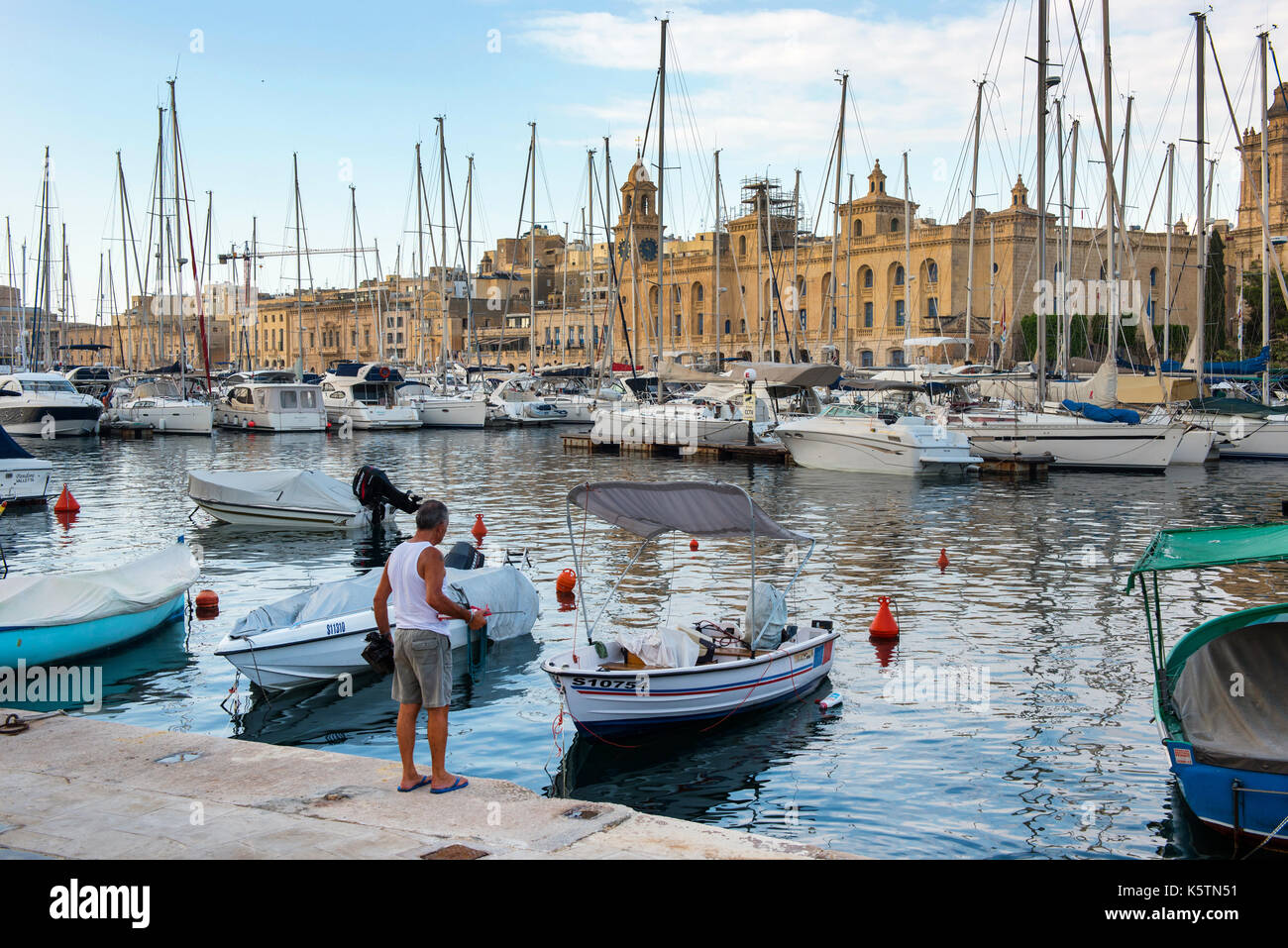 VALLETTA, MALTA - 23 AGOSTO 2017: Barche, navi e yacht ancorati al porto di Birgu, uno dei porti più grandi delle tre città di Malta Foto Stock