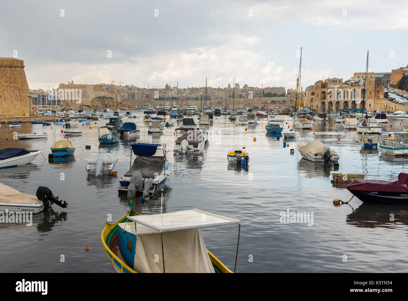 VALLETTA, MALTA - 23 AGOSTO 2017: Barche, navi e yacht ancorati al porto di Birgu, uno dei porti più grandi delle tre città di Malta Foto Stock