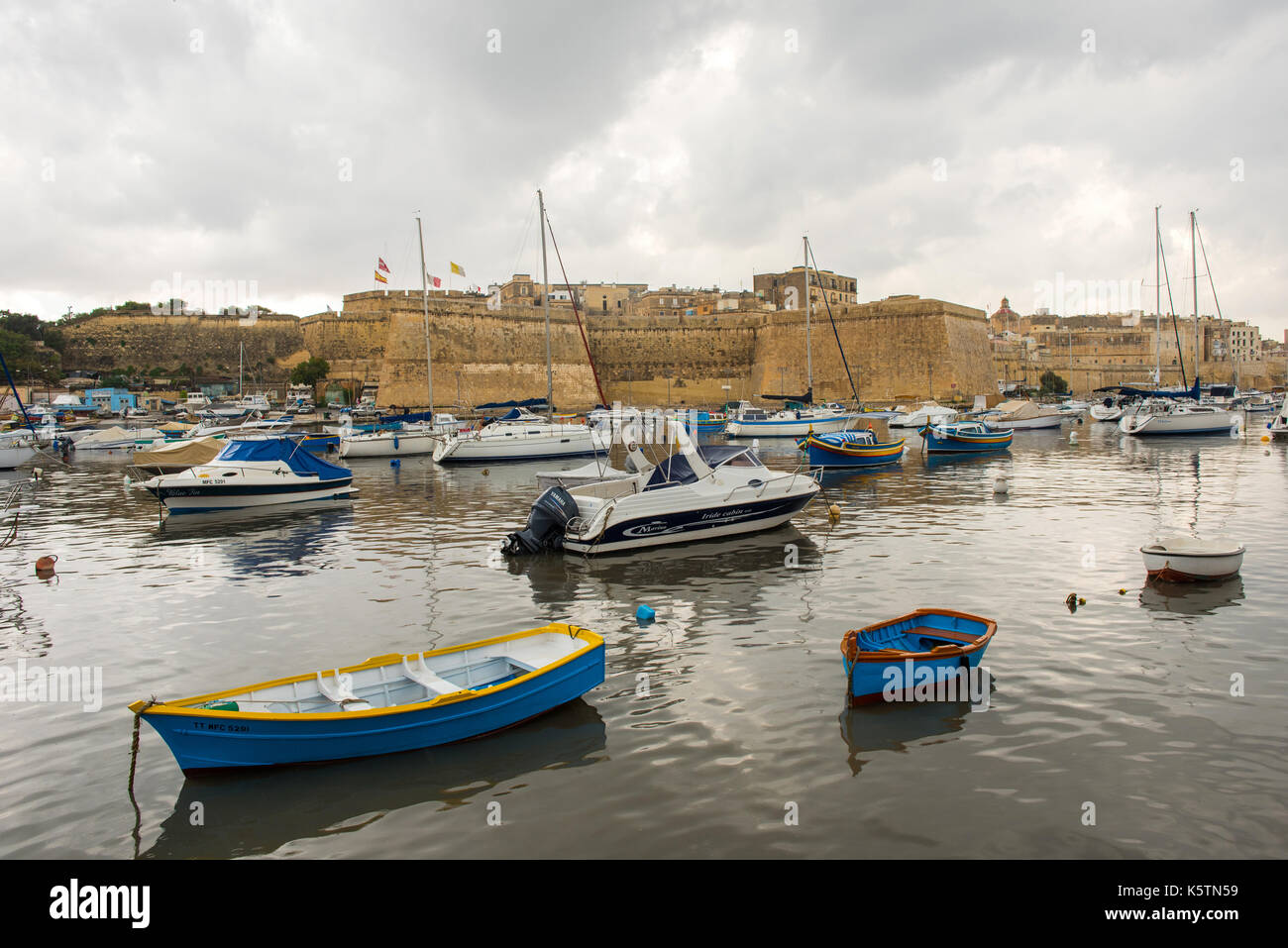 VALLETTA, MALTA - 23 AGOSTO 2017: Barche, navi e yacht ancorati al porto di Birgu, uno dei porti più grandi delle tre città di Malta Foto Stock