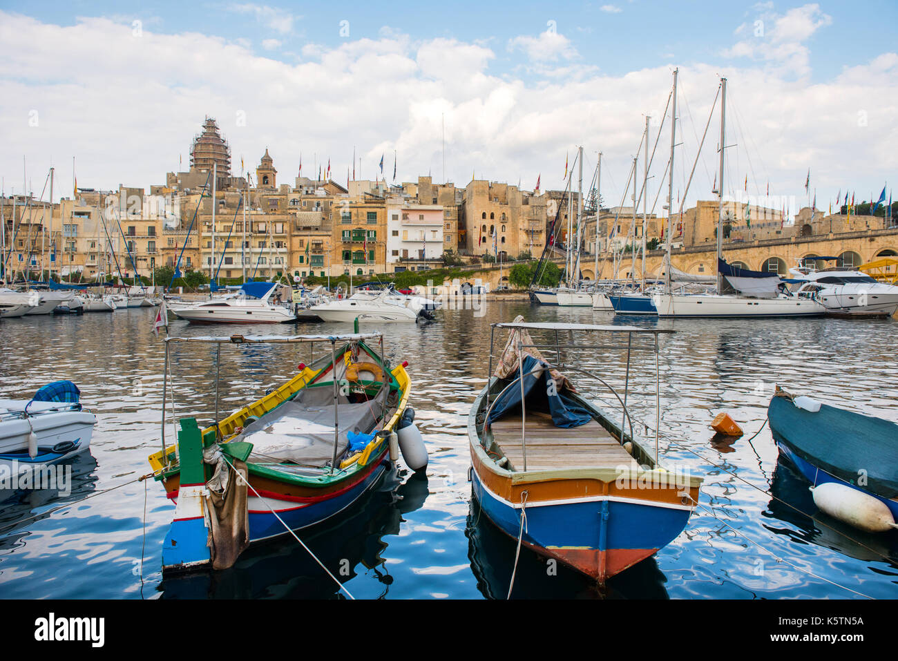 VALLETTA, MALTA - 23 AGOSTO 2017: Barche, navi e yacht ancorati al porto di Birgu, uno dei porti più grandi delle tre città di Malta Foto Stock