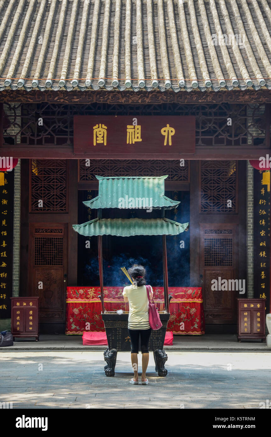Donna che prega in una pagoda Foto Stock