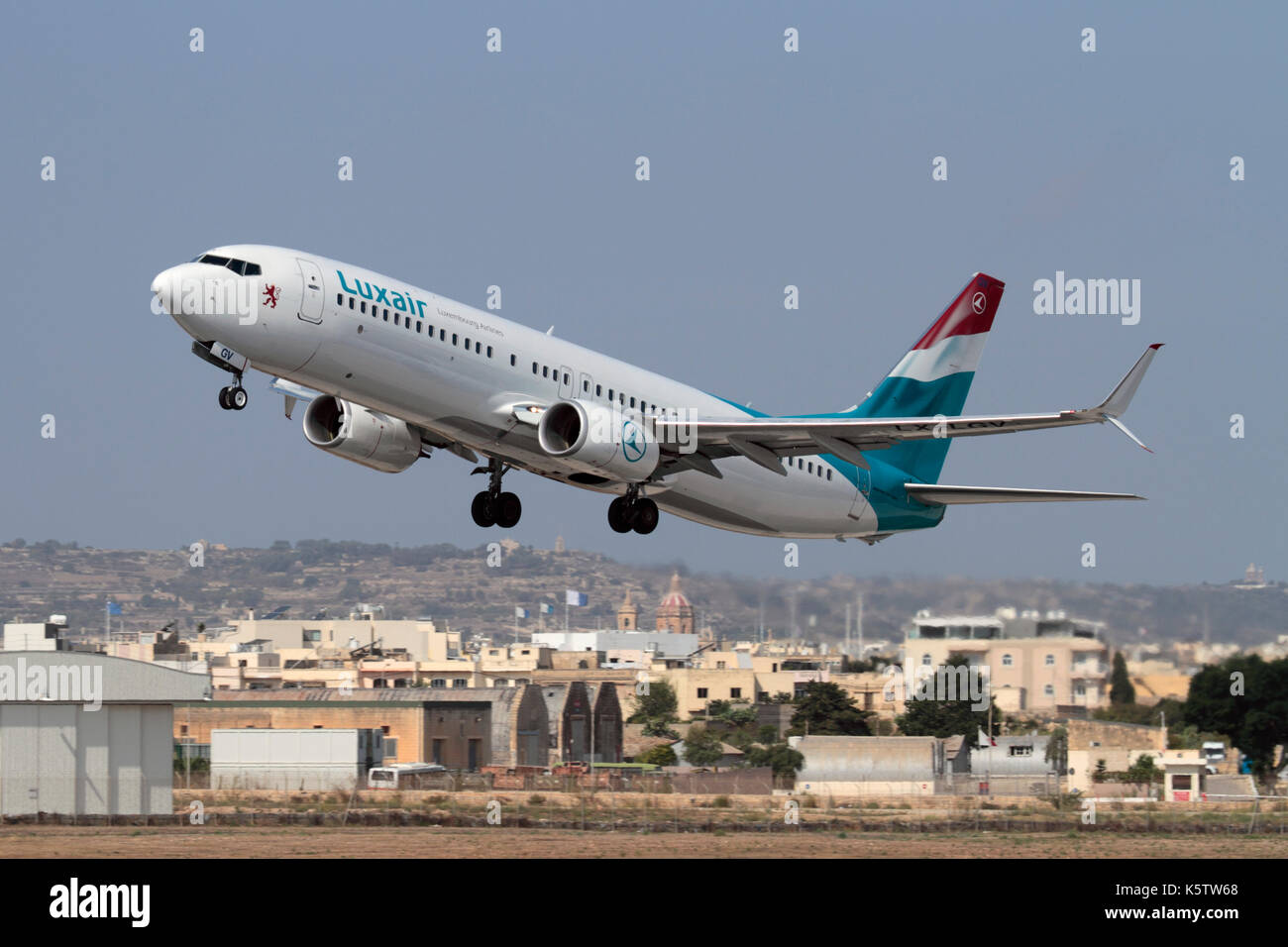 Aviazione civile nell'UE. Luxair Luxembourg Airlines Boeing 737-800 jet aereo decolla da Malta Foto Stock
