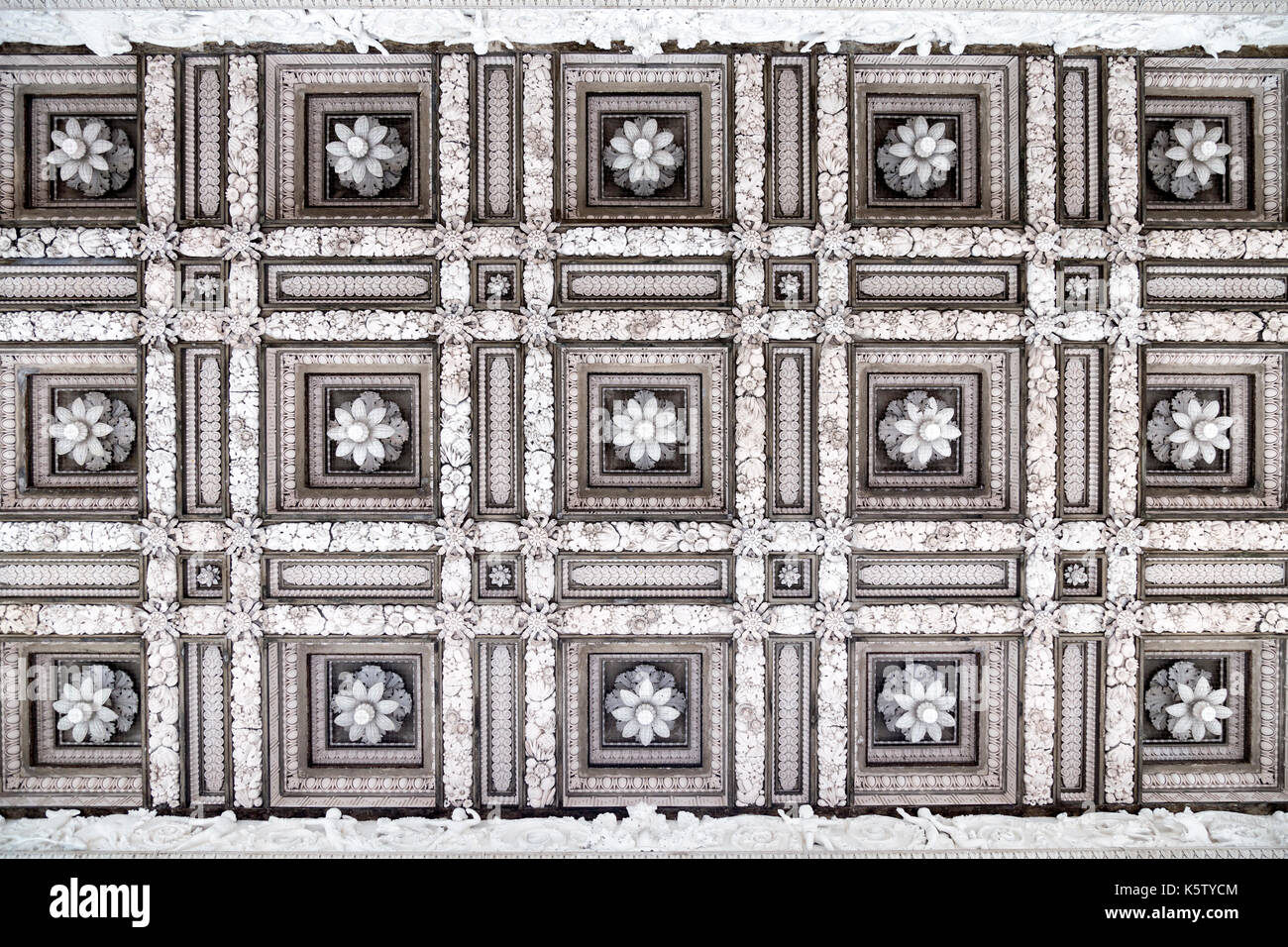 Dettaglio di ornato soffitto a cassettoni al di fuori del portico del Fitzwilliam Museum di Cambridge, Regno Unito Foto Stock