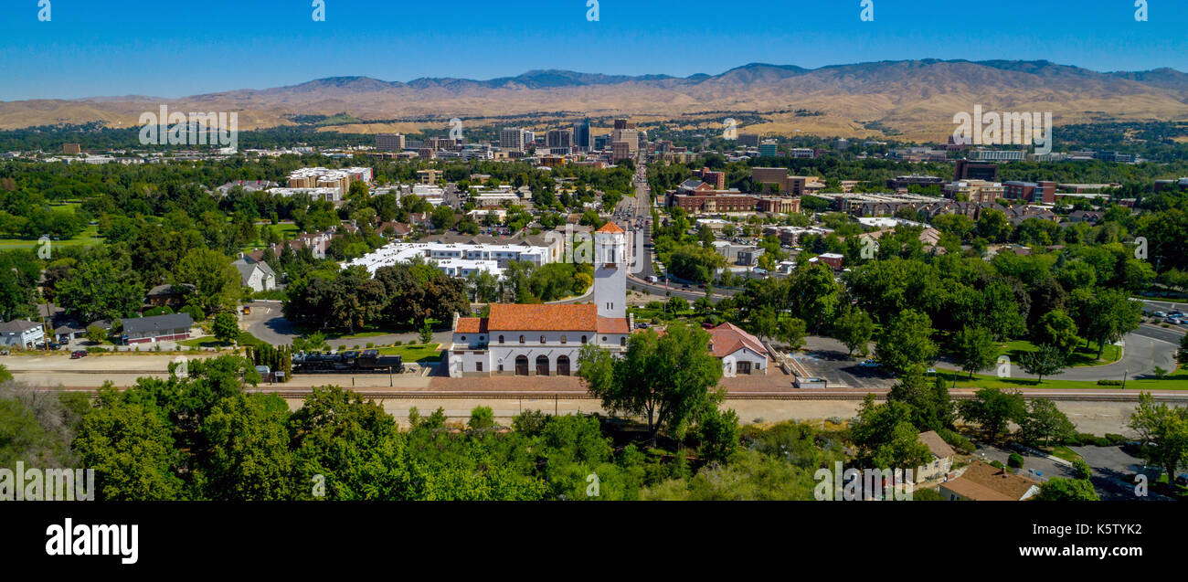 Vista aerea di binari del treno con il deposito e lo skyline della città di boise idaho Foto Stock