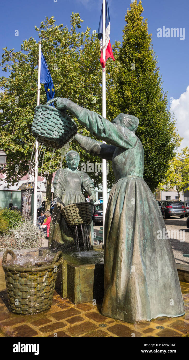 Cancale: bronzetto raffigurante due donne bretone lavaggio cavalletti di ostriche Foto Stock
