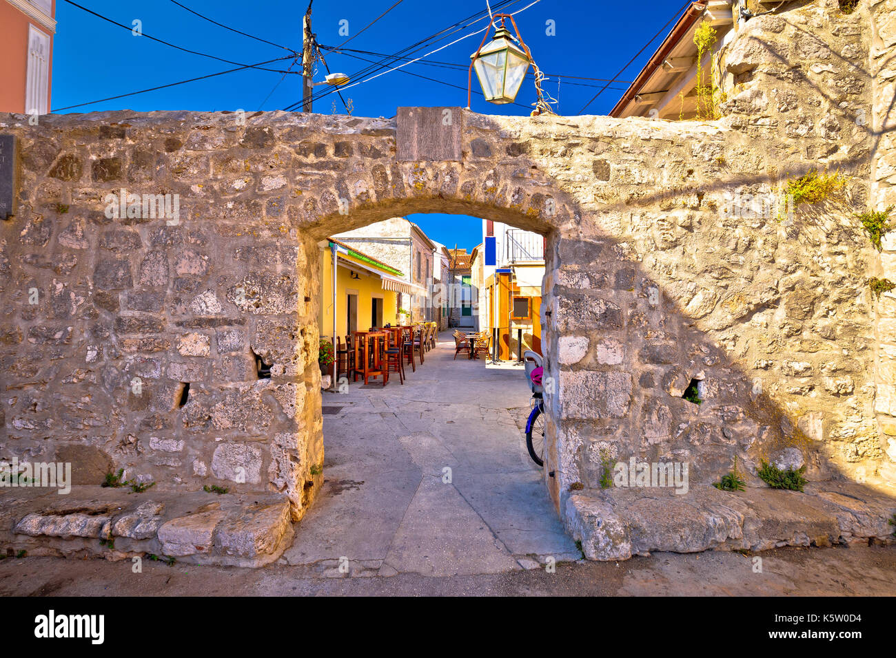 Antico borgo di sukosan vicino a Zadar stone street e arch vista gate, Dalmazia regione della Croazia Foto Stock