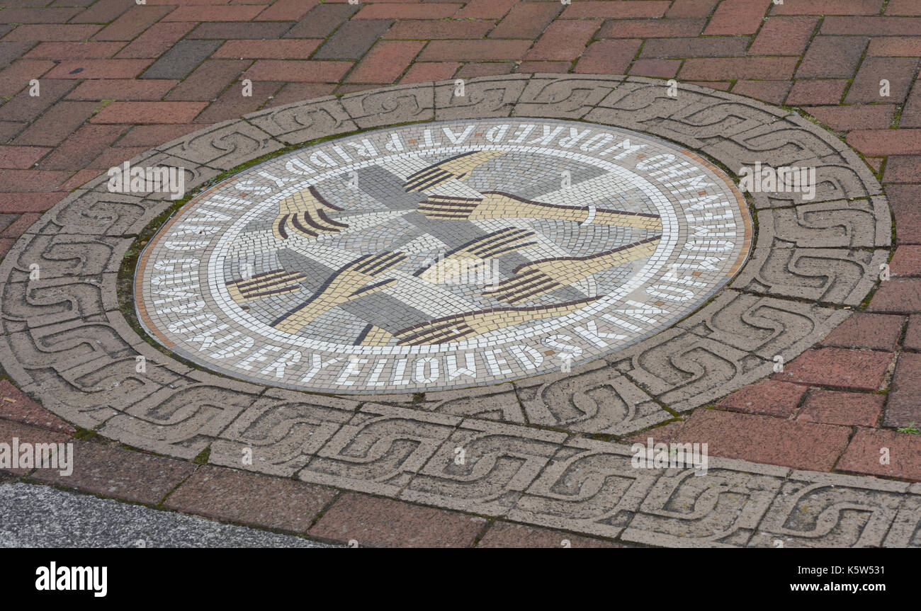 Placca a mosaico sul millennio Promenade di commemorazione " Polvere da sparo ingiallito pelle di donne che hanno lavorato a Priddys Hard". Portsmouth, Hampshire, Regno Unito Foto Stock