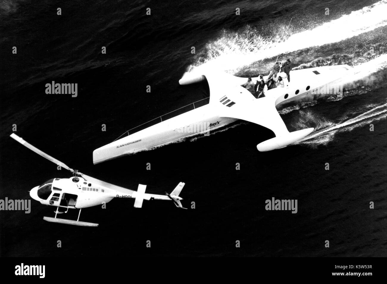 Ajaxnetphoto. 1988. Plymouth in Inghilterra. - Leggero prototipo - ilan Voyager, una su tutte il design britannico e la costruzione da parte di Nigel Irens di bristol per un leggero all-weather recipiente di trasporto ha preso per l'acqua qui oggi. i costruttori di speranza più grande vessesl sarà costruito specialmente per traghettare i lavoratori a impianti di trivellazione del petrolio e di perforazione offshore plaforms nel Golfo Arabico. foto:jonathan eastland/ajax ref:PBT ilan Voyager 88 Foto Stock