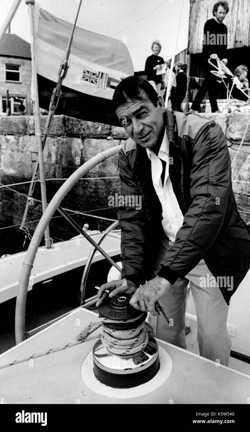 Ajaxnetphoto. 9 luglio, 1982. Plymouth in Inghilterra. - Round Britain yacht race - Repubblica del Sud africa skipper bertie servizi reed un verricello a bordo del suo yacht voortrekker ii prima dell'inizio del 2500 miglia race. Foto:jonathan eastland/ajax ref:reed 820907 Foto Stock