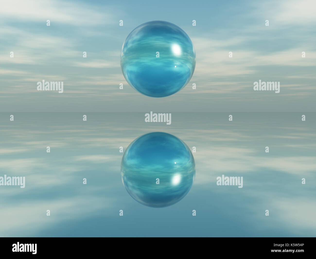 Sfera riflessa su una superficie a specchio Foto Stock