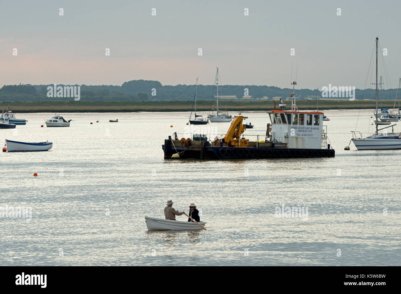 Canottaggio sul fiume Deben, Bawdsey traghetto, Suffolk, Regno Unito. Foto Stock