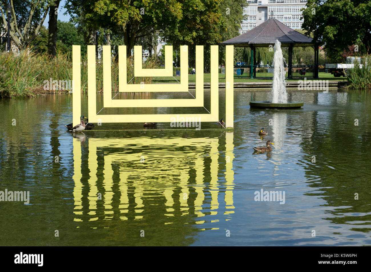 Il Kingston upon Hull uk città della cultura 2017 riflette il logo negli stagni di Queens Gardens Foto Stock
