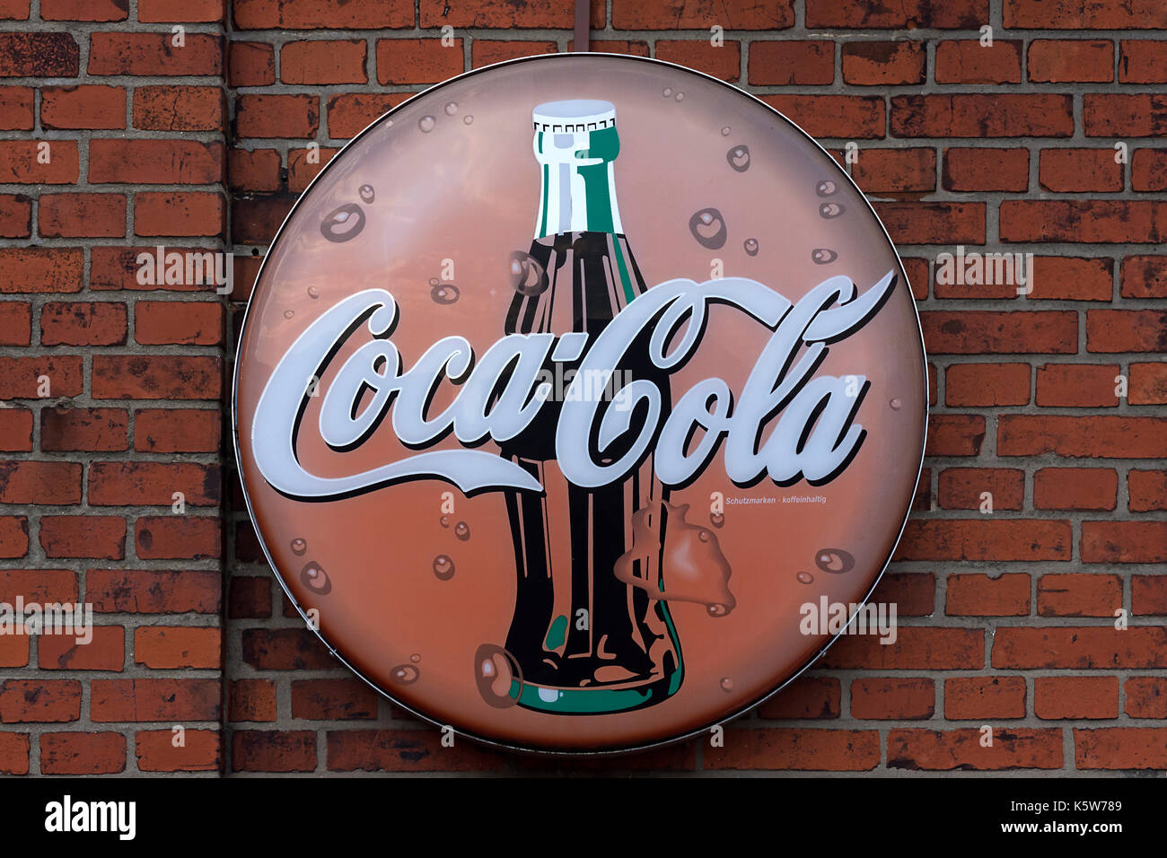 Vecchio segno pubblicitario Coca-Cola, anni 50, su muro di mattoni, Lauenburg, Schleswig-Holstein, Germania Foto Stock